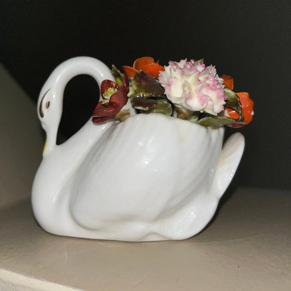 Vintage White Porcelain Swan with Flower Bouquet Figurine Collectable - Picture 2 of 4